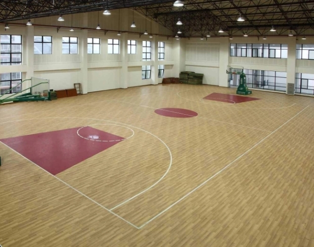 籃球場地面選擇pcv塑膠地板還是木地板？